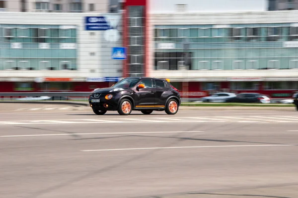 Ucrania Kiev Abril 2021 Nissan Juke Coche Negro Movimiento Calle —  Fotos de Stock