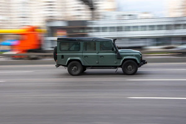 Ukraine Kyiv April 2021 Green Landrover Defender Car Moving Street — 图库照片