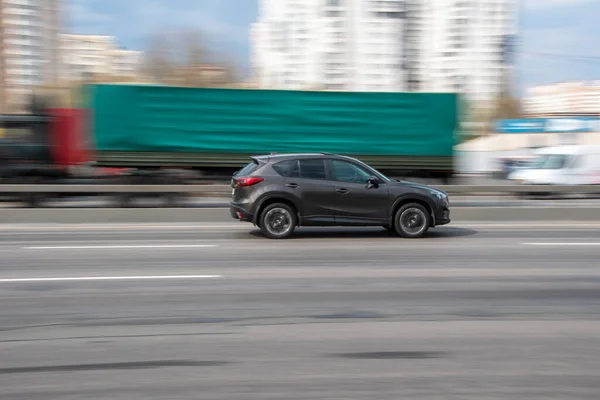 Ucrânia Kiev Abril 2021 Brown Mazda Carro Movimento Rua — Fotografia de Stock