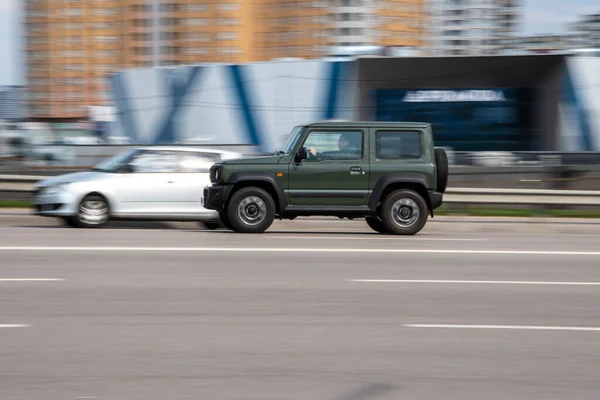 Ukraina Kijów Kwietnia 2021 Zielony Samochód Suzuki Jimny Poruszający Się — Zdjęcie stockowe