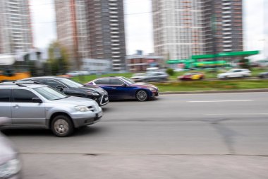 Ukrayna, Kyiv - 20 Nisan 2021: Mavi Audi S8 aracı yolda ilerliyor.  