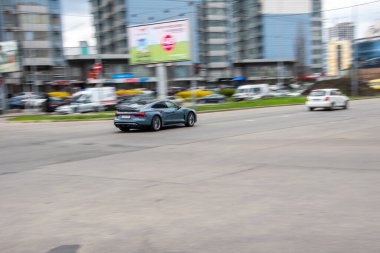 Ukrayna, Kyiv - 20 Nisan 2021: Açık Mavi Audi RS 5 aracı yolda ilerliyor.  