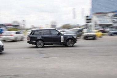Ukrayna, Kyiv - 20 Nisan 2021: Siyah Land Rover Range Rover aracı yolda ilerliyor.  