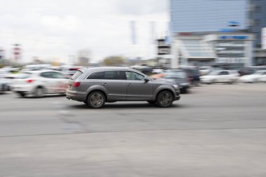 Ukrayna, Kyiv - 20 Nisan 2021: Silver Audi Q7 aracı yolda ilerliyor.  