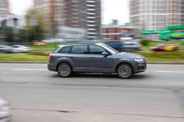 Ukrayna, Kyiv - 20 Nisan 2021: Gri Audi Q7 arabası yolda ilerliyor.  