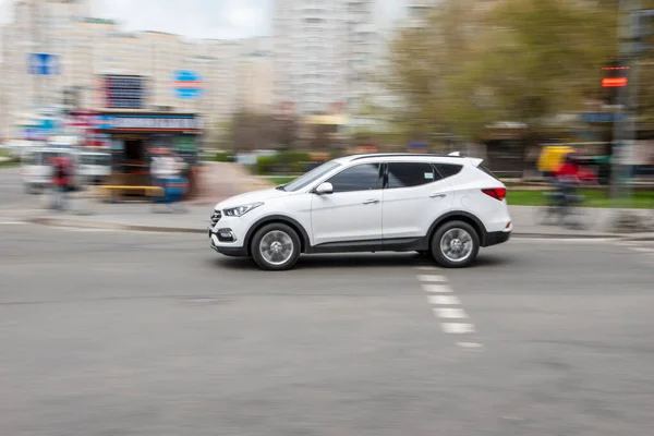 Ucrânia Kiev Abril 2021 Branco Hyundai Santa Carro Movimento Rua — Fotografia de Stock