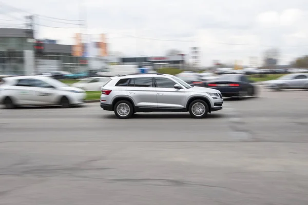 Украина Киев Апреля 2021 Года Автомобиль White Skoda Kodiaq Движется — стоковое фото