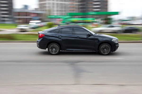 Ουκρανία Κίεβο Απριλίου 2021 Μαύρο Bmw Αυτοκίνητο Κινείται Στο Δρόμο — Φωτογραφία Αρχείου