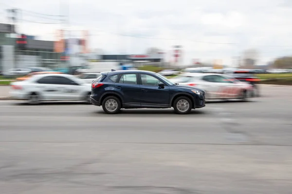 Ukrajina Kyjev Dubna 2021 Modrý Mazda Auto Pohybující Ulici — Stock fotografie