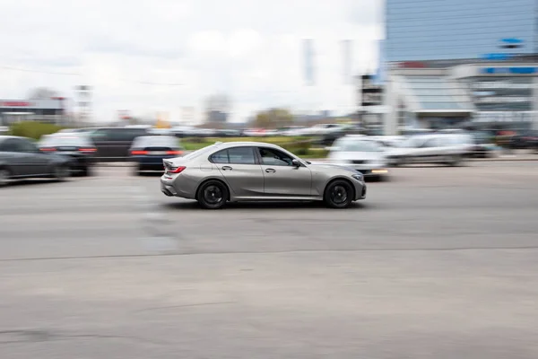 Ucrânia Kiev Abril 2021 Silver Bmw Série Carro Movimento Rua — Fotografia de Stock