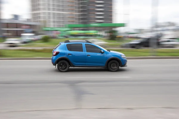 Украина Киев Апреля 2021 Голубой Автомобиль Renault Duster Движется Улице — стоковое фото