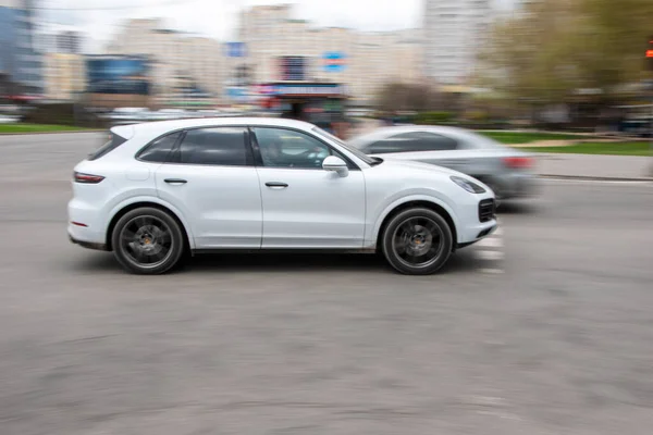 Ucrânia Kiev Abril 2021 Branco Porsche Cayenne Carro Movimento Rua — Fotografia de Stock