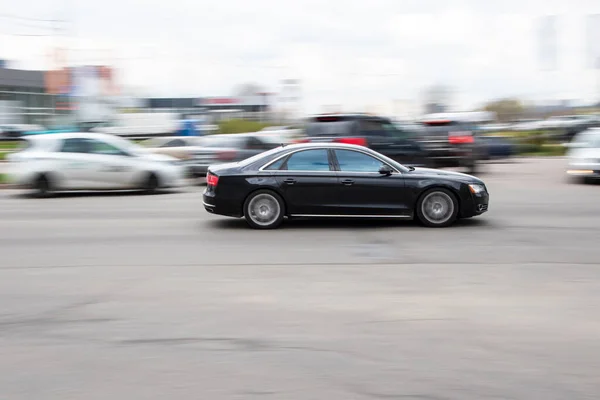 Ukrajina Kyjev Dubna 2021 Černé Audi Auto Pohybu Ulici — Stock fotografie