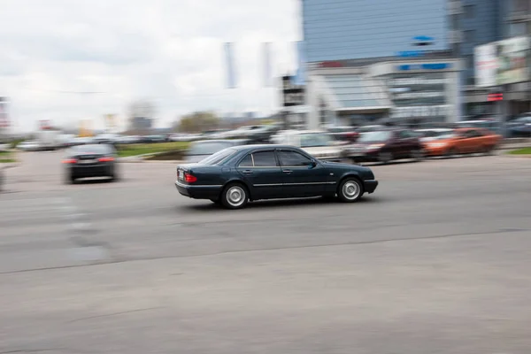 Ukrajina Kyjev Dubna 2021 Zelený Mercedes Benz Klasse Vůz Pohybující — Stock fotografie