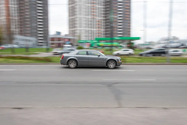 Ukrajina Kyjev Dubna 2021 Šedý Chrysler 300C Auto Pohybující Ulici — Stock fotografie