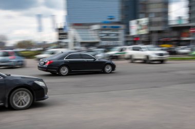 Ukrayna, Kyiv - 20 Nisan 2021: Siyah Mercedes-Benz Maybach S-klasse arabası yolda ilerliyor.  