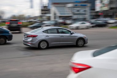 Ukrayna, Kyiv - 20 Nisan 2021: Silver Hyundai Elantra aracı yolda ilerliyor.  