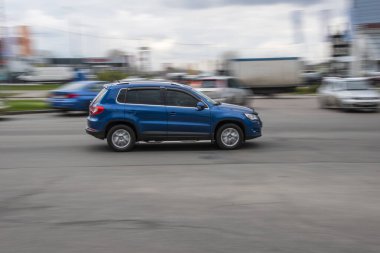 Ukrayna, Kyiv - 20 Nisan 2021: Açık Mavi Volkswagen Tiguan arabası yolda ilerliyor.  