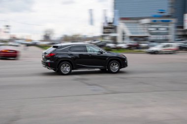 Ukrayna, Kyiv - 20 Nisan 2021: Siyah Lexus RX aracı yolda ilerliyor. 