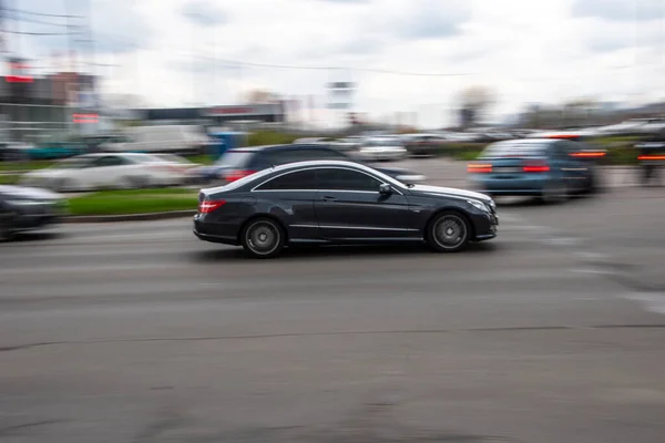 Украина Киев Апреля 2021 Серый Автомобиль Mercedes Benz Klasse Движется — стоковое фото