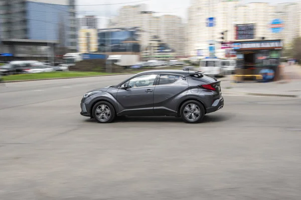 Ucrânia Kiev Abril 2021 Gray Toyota Carro Movimento Rua — Fotografia de Stock