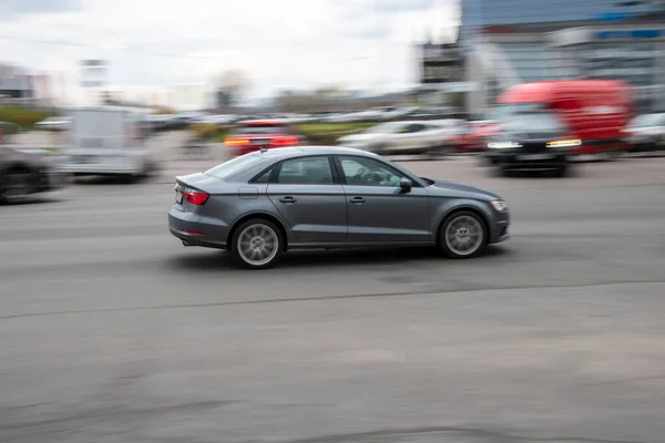 Украина Киев Апреля 2021 Серый Автомобиль Audi Движется Улице — стоковое фото
