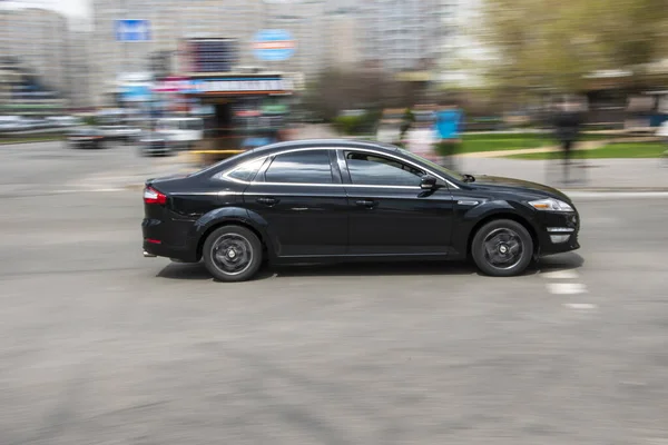 Ουκρανία Κίεβο Απριλίου 2021 Μαύρο Ford Mondeo Αυτοκίνητο Κινείται Στο — Φωτογραφία Αρχείου