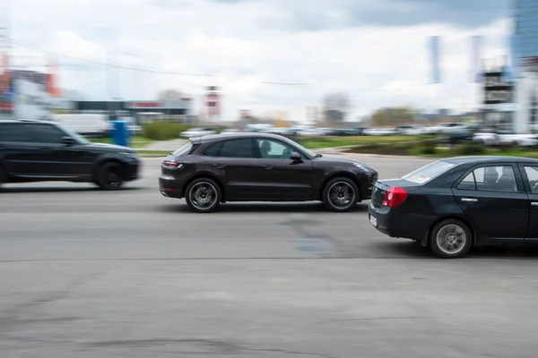 Украина Киев Апреля 2021 Коричневый Автомобиль Porsche Macan Движется Улице — стоковое фото