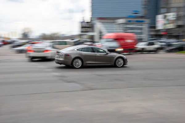 Ukrajina Kyjev Dubna 2021 Stříbro Tesla Model Auto Pohybující Ulici — Stock fotografie
