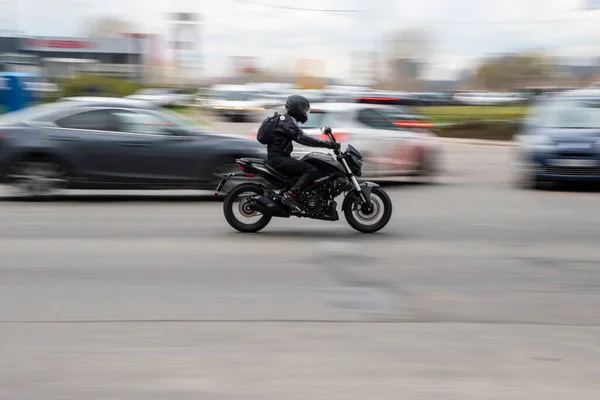 Ukraine Kyiv April 2021 Black Motorcycle Moving Street — Stock Photo, Image