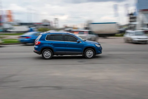 Ουκρανία Κίεβο Απριλίου 2021 Light Blue Volkswagen Tiguan Αυτοκίνητο Κινείται — Φωτογραφία Αρχείου
