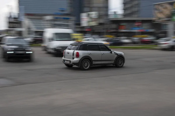 Ukrajina Kyjev Dubna 2021 Stříbrná Mini Countryman Auto Pohybující Ulici — Stock fotografie