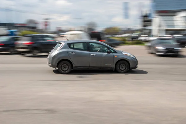 Ukrajina Kyjev Dubna 2021 Šedý Nissan Leaf Vůz Pohybující Ulici — Stock fotografie