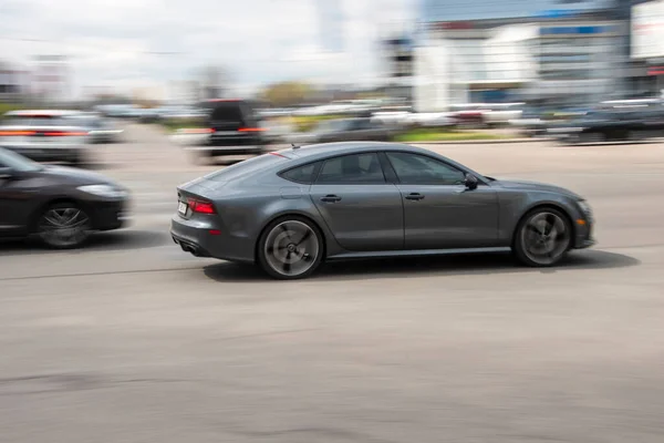 Ουκρανία Κίεβο Απριλίου 2021 Γκρι Audi Αυτοκίνητο Κινείται Στο Δρόμο — Φωτογραφία Αρχείου