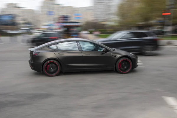 Ουκρανία Κίεβο Απριλίου 2021 Καφέ Tesla Μοντέλο Αυτοκίνητο Κινείται Στο — Φωτογραφία Αρχείου