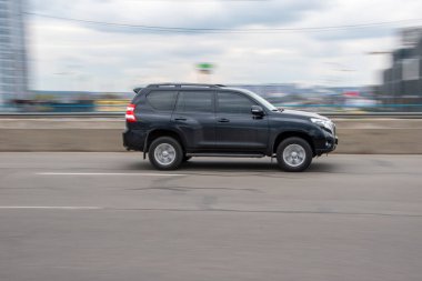Ukrayna, Kyiv - 20 Nisan 2021: Siyah Toyota Land Cruiser Prado arabası yolda ilerliyor.  