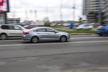 Ukrayna, Kyiv - 20 Nisan 2021: Silver Hyundai Sonata arabası yolda ilerliyor.  