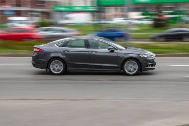 Ukrayna, Kyiv - 20 Nisan 2021: Gri Ford Mondeo arabası yolda ilerliyor.  