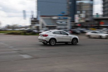 Ukrayna, Kyiv - 20 Nisan 2021: Beyaz BMW X6 aracı yolda ilerliyor.  