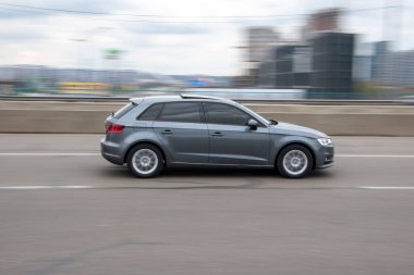 Ukrayna, Kyiv - 20 Nisan 2021: Gri Audi A3 arabası yolda ilerliyor.  