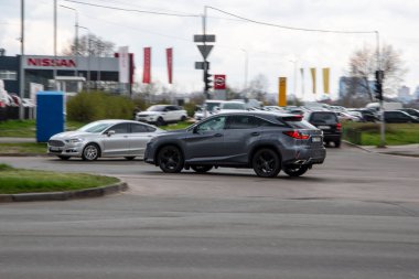 Ukrayna, Kyiv - 20 Nisan 2021: Gri Lexus RX arabası yolda ilerliyor.  