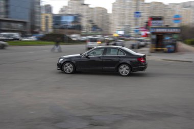 Ukrayna, Kyiv - 20 Nisan 2021: Siyah Mercedes-Benz C-klasse arabası yolda ilerliyor.  