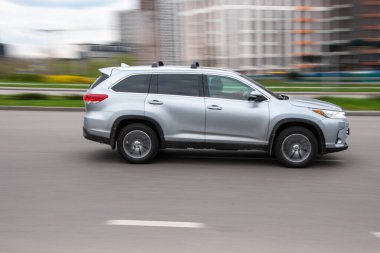 Ukrayna, Kyiv - 20 Nisan 2021: Gümüş renkli Toyota Highlander arabası yolda ilerliyor.  