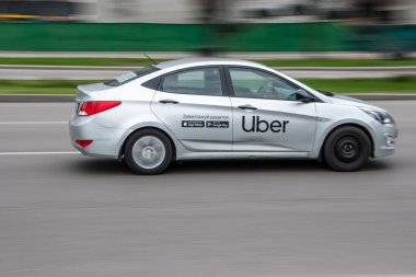 Ukrayna, Kyiv - 20 Nisan 2021: Beyaz Hyundai Solaris arabası yolda ilerliyor.  