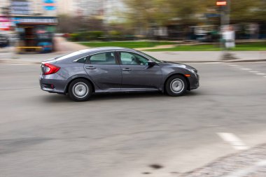Ukrayna, Kyiv - 20 Nisan 2021: Gri Honda Civic arabası sokakta ilerliyor.  