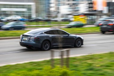 Ukrayna, Kyiv - 20 Nisan 2021: Gri TESLA Model S arabası sokakta ilerliyor.  
