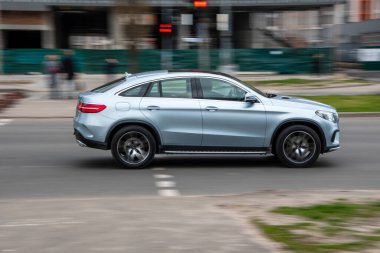 Ukrayna, Kyiv - 20 Nisan 2021: Gümüş Mercedes-Benz GLE Coupe arabası.  
