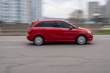 Ukrayna, Kyiv - 20 Nisan 2021: Kırmızı Mercedes-Benz B-klasse arabası yolda ilerliyor.  