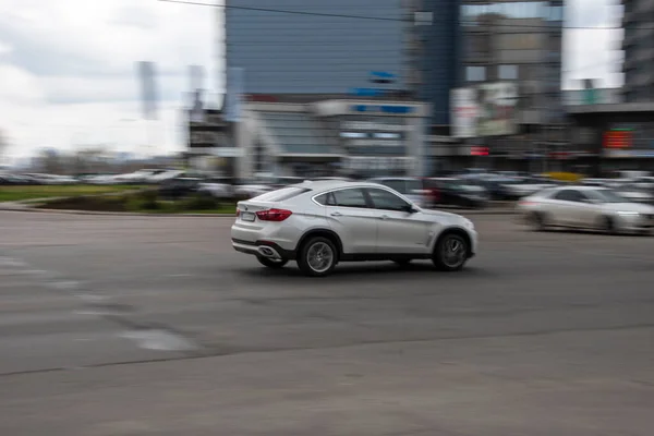 Ukrajina Kyjev Dubna 2021 Bílé Bmw Auto Pohybující Ulici — Stock fotografie