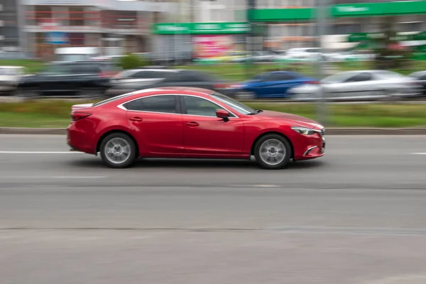 Украина Киев Апреля 2021 Автомобиль Red Kia Cerato Движется Улице — стоковое фото